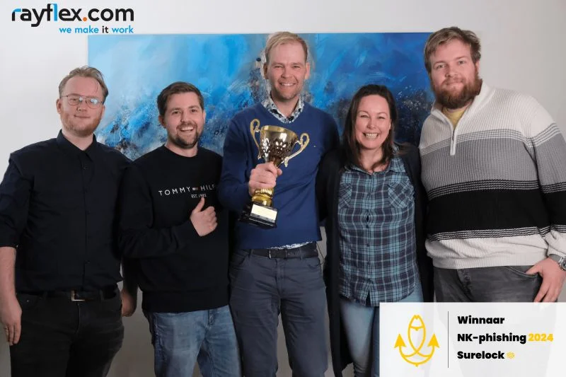 Het team van RayFlexCom met de trofee voor Winnaar NK-phishing 2024, foto door Surelock IT Security Services