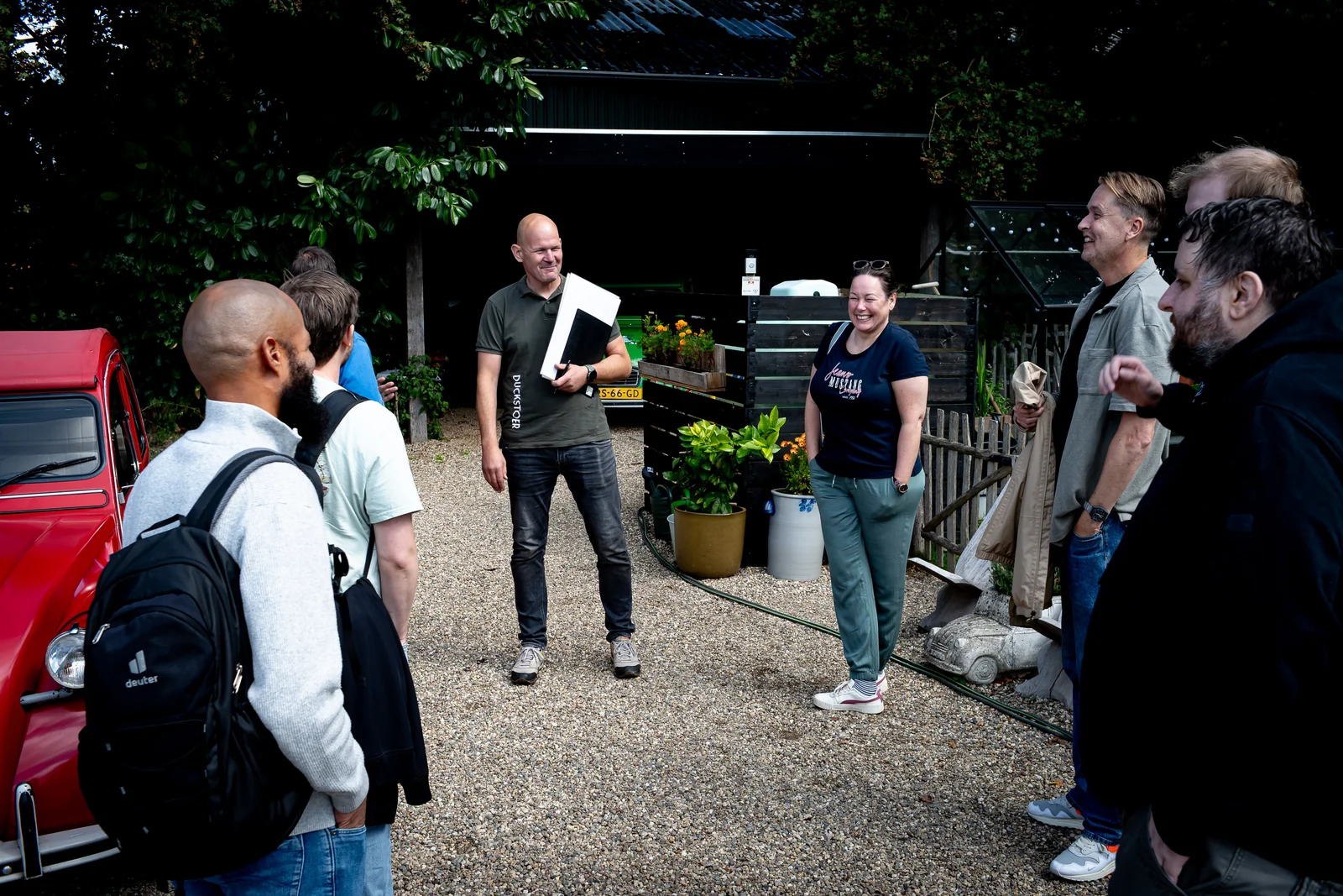 Het team krijgt de briefing voor vertrek bij Duck's Toer, foto door Raymond Rothengatter