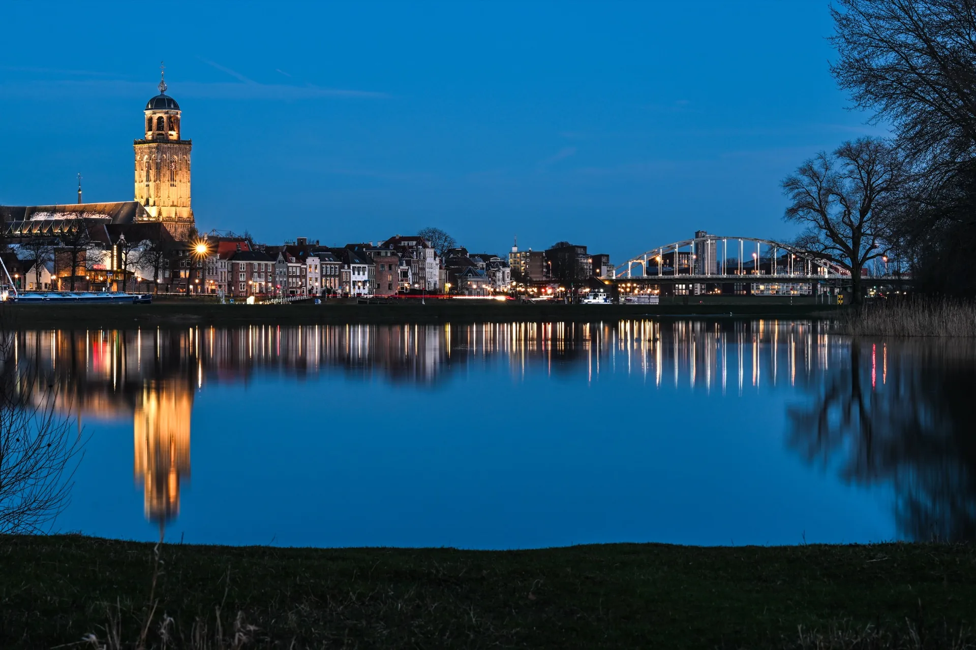 De skyline van Deventer aan de IJssel bij avond, met de verlichte Lebuinustoren, foto door Raymond Rothengatter