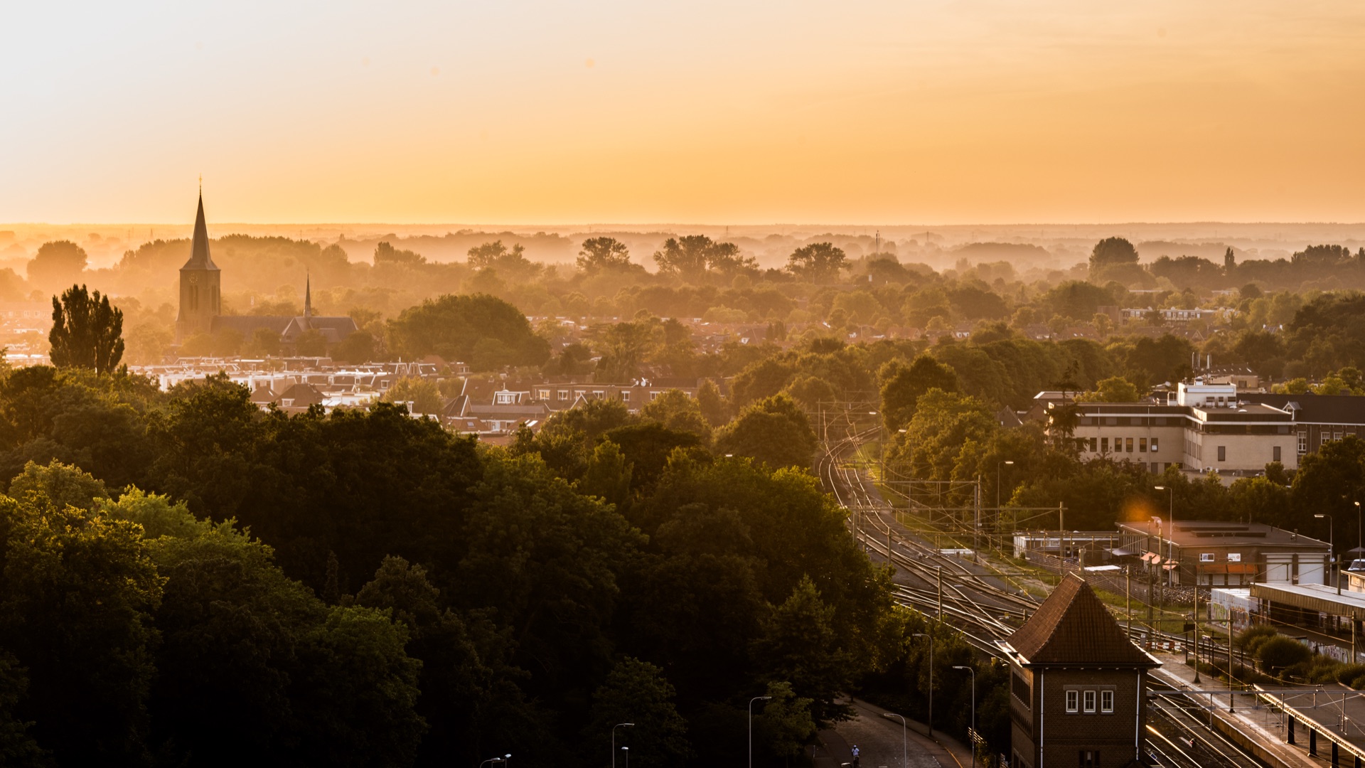 Ochtendmist over Deventer bij zonsopkomst, foto door Raymond Rothengatter