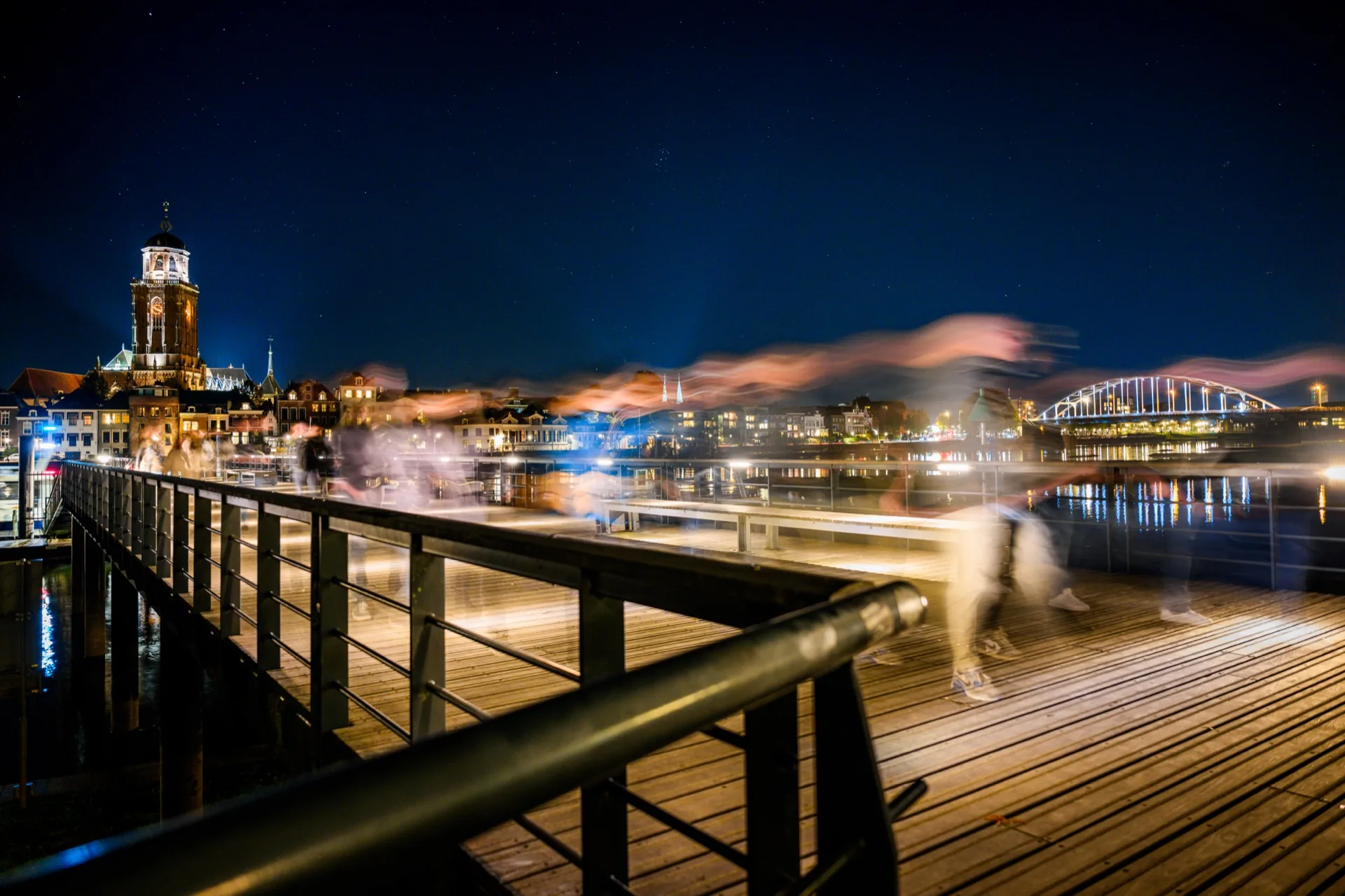 De IJsselkade in Deventer bij avond, foto door Raymond Rothengatter