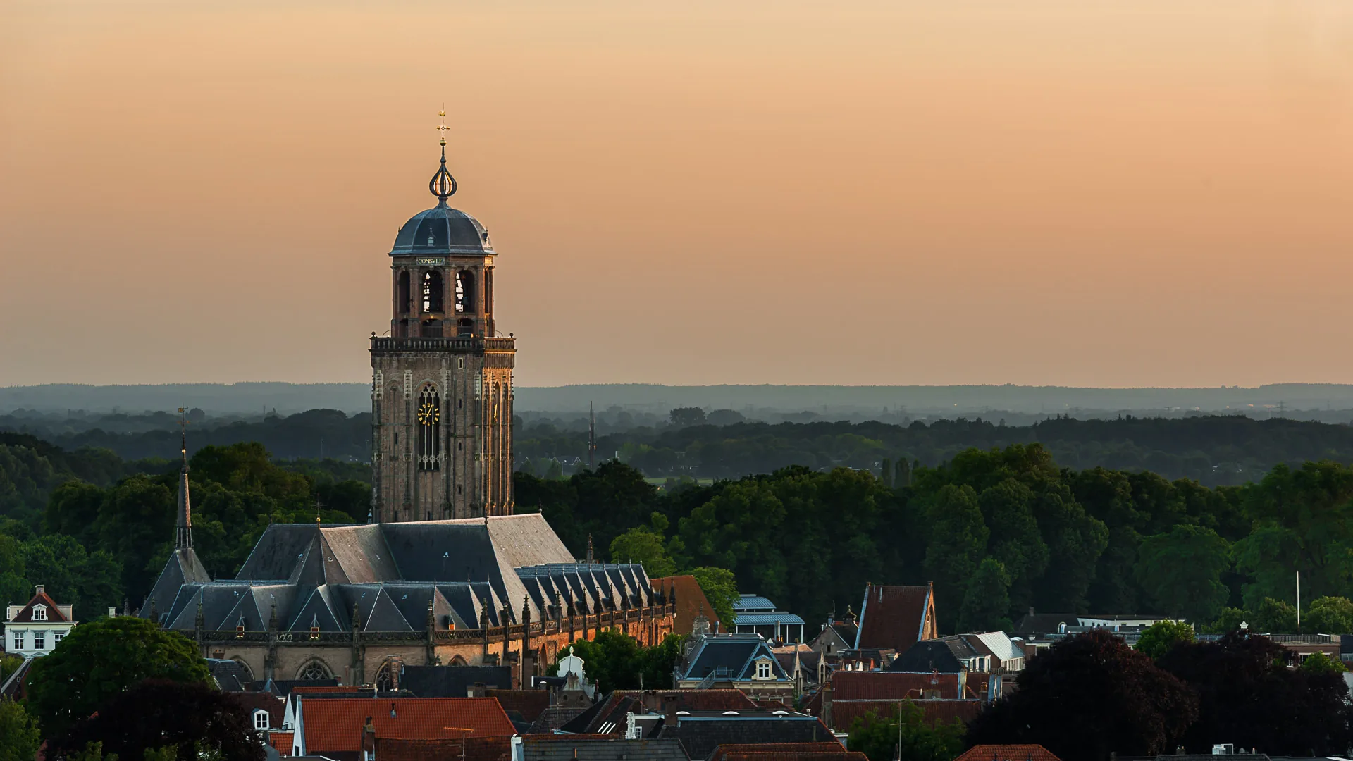 De Lebuinustoren in Deventer in het avondlicht, foto door Raymond Rothengatter