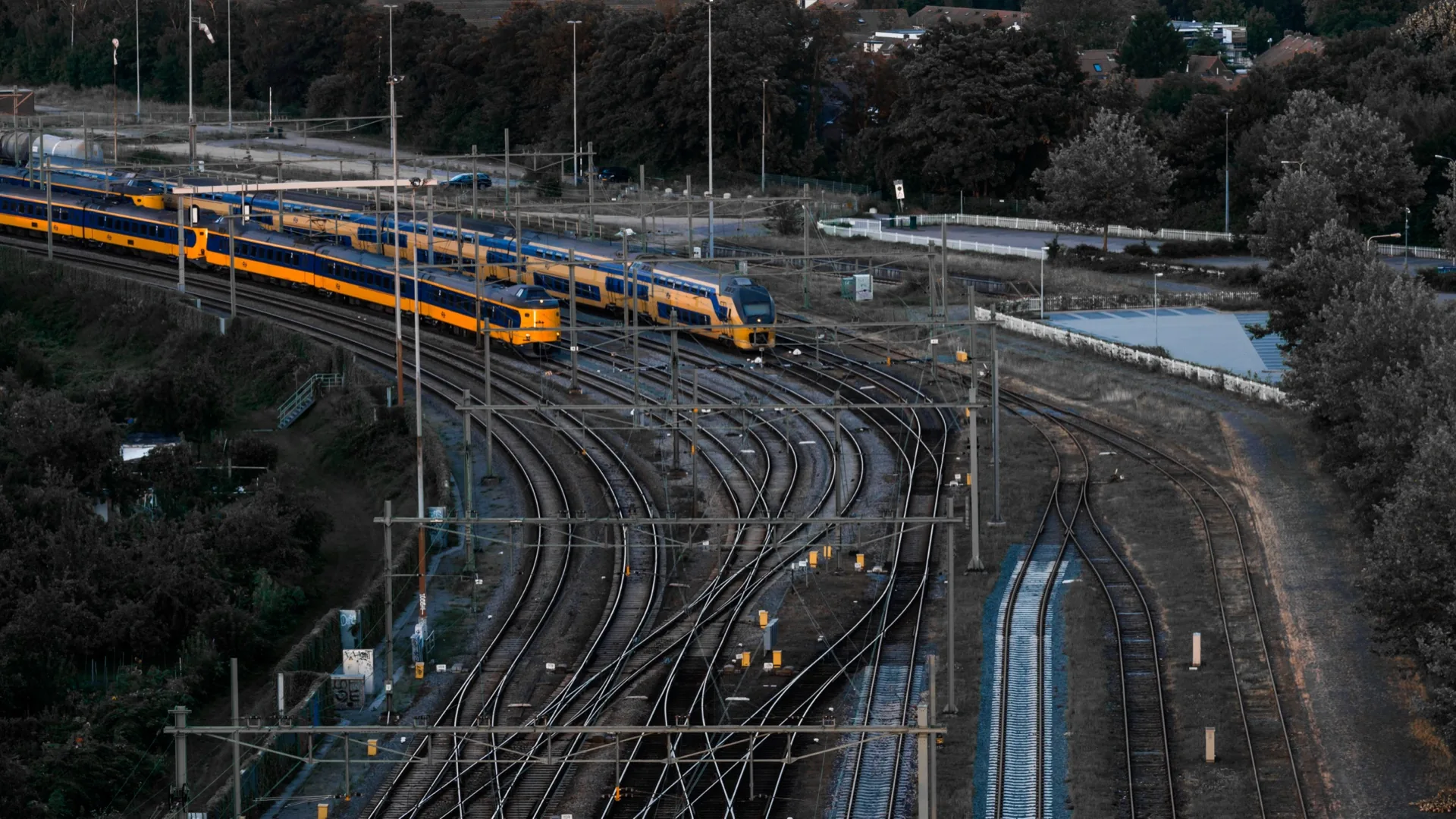 Sporen en wissels bij station Deventer, routes die strak geregeld zijn, foto door Raymond Rothengatter