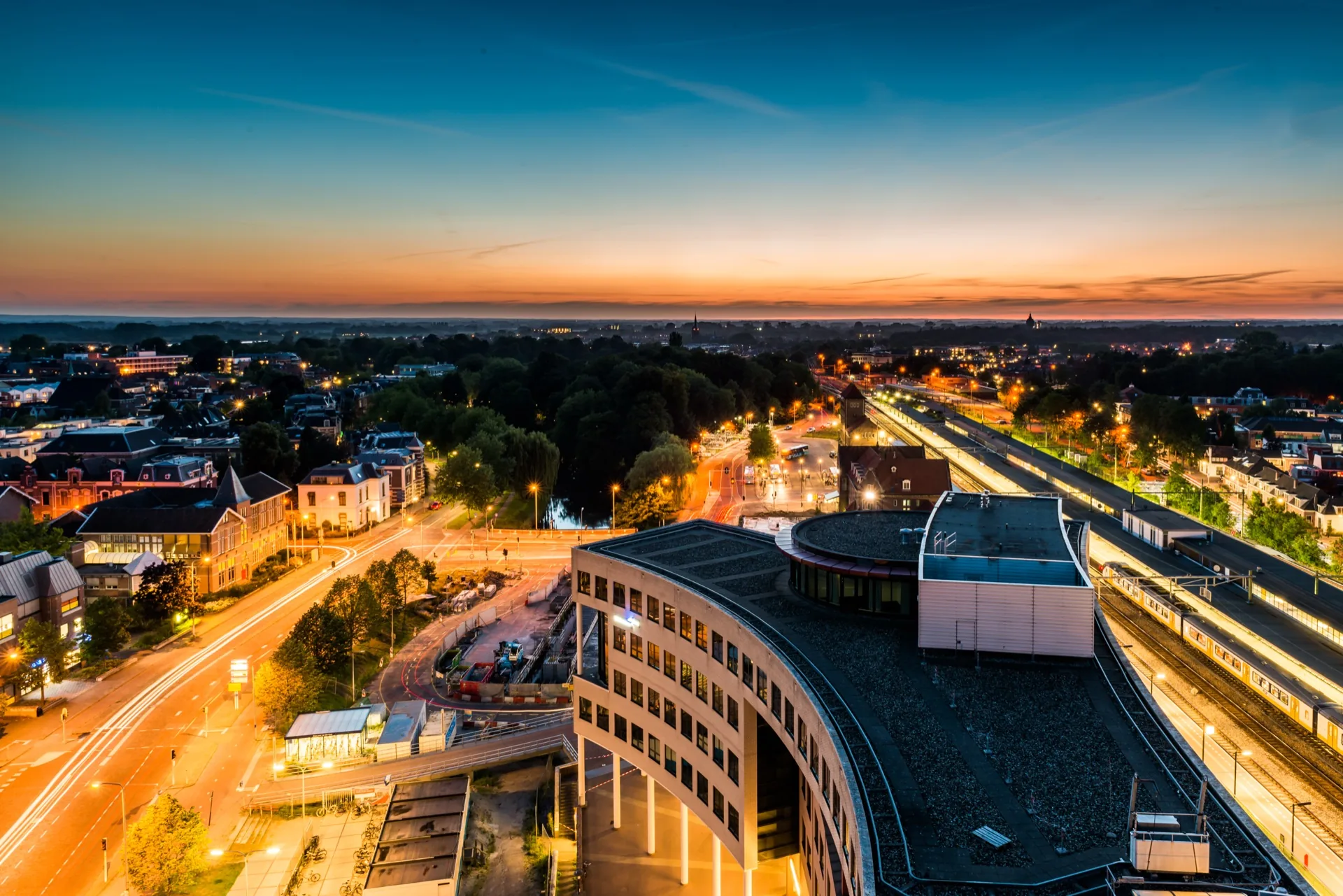 Station Deventer bij avond, met verlichte perrons, foto door Raymond Rothengatter